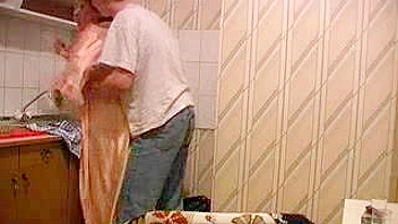 Mãe cheinha arrastada pra rapidinha XXX com enteado na cozinha