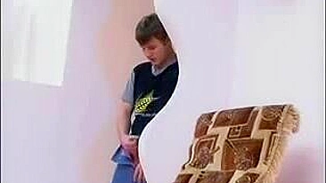 Mãe safada interrompe punheta pra mamar o pau duro do enteado