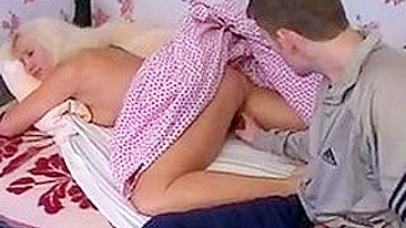 Três garotos acordam mãe loira e arrastam pra suruba quente