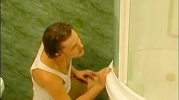 Garoto safado invade banheiro pra foder buceta XXX de mãe loira linda
