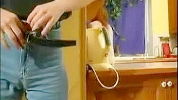 Mãe tarada pega enteado espiando e rola putaria XXX na cozinha