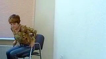 Mãe de cabelo curto tira a roupa e leva pica no teste XXX