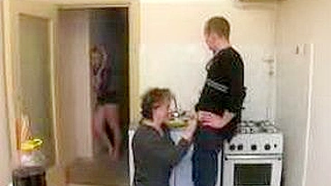 Mamãe peituda curte quarteto XXX inesquecível na cozinha