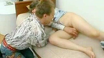 Cara animado acorda mamãe gata do amigo e fode sua xota XXX