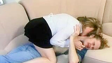 Preguiçoso é arrastado pra rapidinha XXX com mamãe brava no sofá