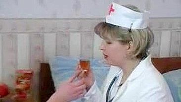 Mãe esperta enfermeira cura paciente com sua xoxota safada