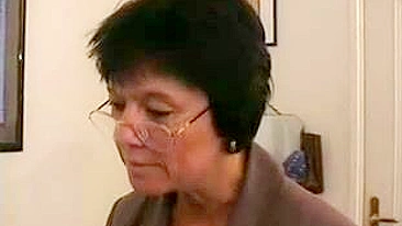 Mãe francesa nerd acorda enteado e brinca com o pau duro dele