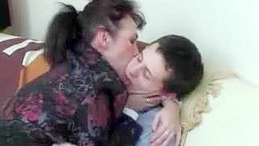 Garoto inocente tentado pra rapidinha safada com secretária madura