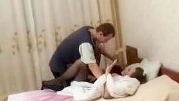 Mãe de meias safadas acorda enteado e leva vara na cama