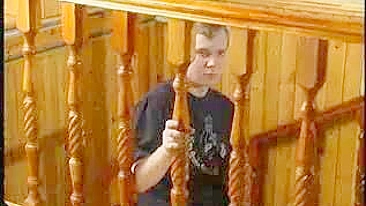 Cara pega mãe de cabelo curto da namorada tocando buceta e ajuda