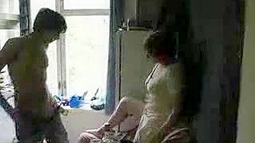 Enteado e mãe celebram reencontro com putaria desejada no sofá