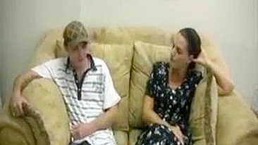 Mãe morena habilidosa dá punheta XXX incrível pro amigo da filha