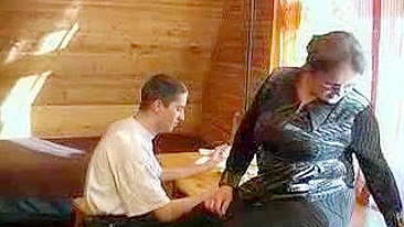 Cara excitado tem caso XXX com vovó gordinha vizinha da mãe