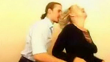 Secretária madura arrastada pra rapidinha XXX com chefe jovem no armário