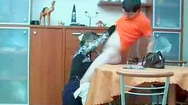 Mãe pega amigo do filho batendo punheta e o leva pra foda XXX rápida