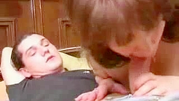 Mãe safada testa o pau XXX do enteado na buceta molhada sem problema