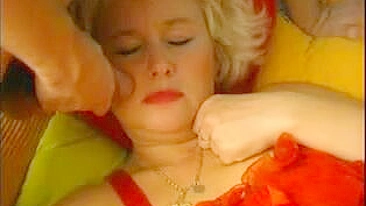 Mamãe de penhoar vermelho acorda pra foda XXX com enteado tesudo