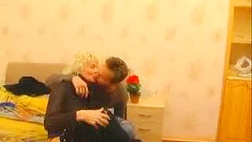 Mamãe loira convence enteado preguiçoso a meter na sua buceta XXX na cama