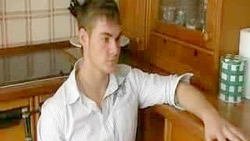 Garotinho tem rapidinha safada com mãe pernuda do amigo na cozinha