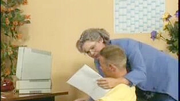 Atendente seduzido por mamãe alemã madura de óculos que é sua chefe