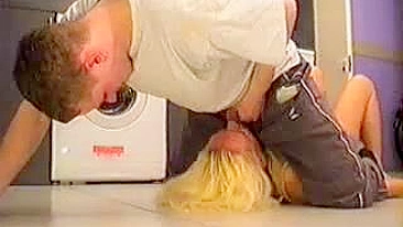 Loira mamãe empalada no pauzão duro do enteado na cozinha