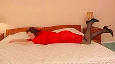 Mamãe gordinha de meias safadas saciada pelo amigo do filho