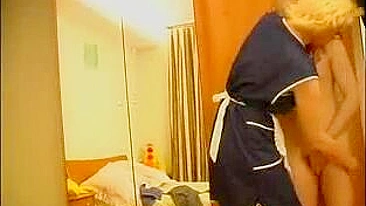 Garoto careca inocente seduzido pra foda com empregada loira madura