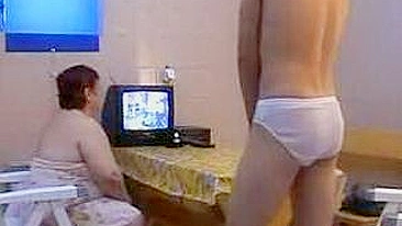 Mamãe russa gordinha fudida pelo pauzão do enteado no banho público