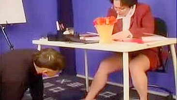 Aluno safado fode a xoxota peluda da professora madura na sala