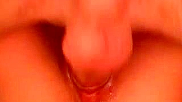 Mãe de cabelo curto convida amigo do filho pro quarto pra uma foda quente