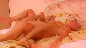 Mãe loira curvilínea acorda pra brincar com a pica dura do enteado