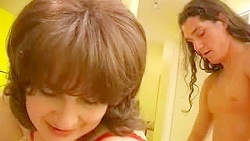 Mãe gostosa surpreende enteado e eles transam na cozinha