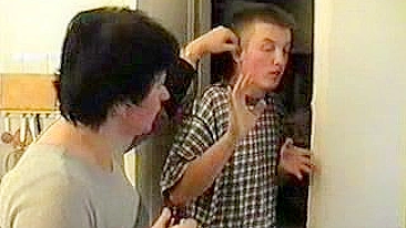 Mãe russa brava pune amigo do filho com sexo por espiar