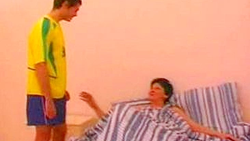 Mãe rabuda de meias brancas cavalga sem parar no pau do enteado