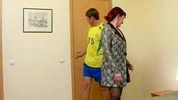 Mãe ruiva fofa vai pro amante novinho pra uma foda boa