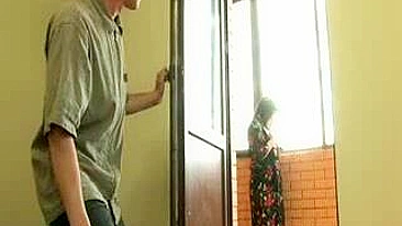 Cara pega madrasta safada se masturbando e dá pau pra chupar