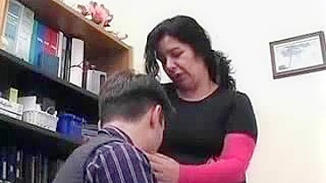 Aluno perde o controle e enfia o pau na buceta madura da professora