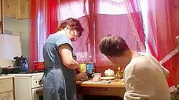 Mãe amadora idosa mostra pro vizinho novinho suas habilidades sexuais safadas