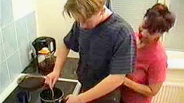 Mãe gulosa por pau XXX seduz genro pra rapidinha na cozinha