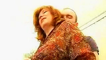 Magrelo soca na xana da mãe ruiva de meias