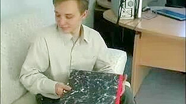 Assistente novinho satisfaz chefe gostosa com sua pica