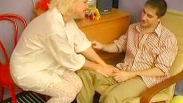 Mamãe porca seduz jovem pra foda após gole de vodca