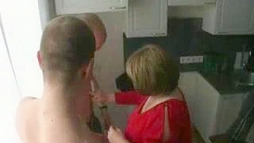 Três novinhos revezam na buceta gorda da mamãe rechonchuda