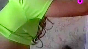 Mamãe loirinha fofa mama e leva pica jovem na buceta