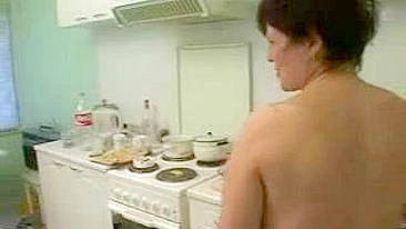 Madrasta russa larga a louça pra levar rola do filho