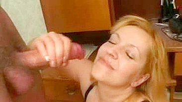 Madrasta ruiva carinhosa prepara buceta XXX pro filho usar