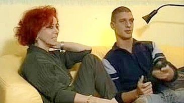 Mãe vadia de tetas XXX durinhas curte pau do enteado no sofá