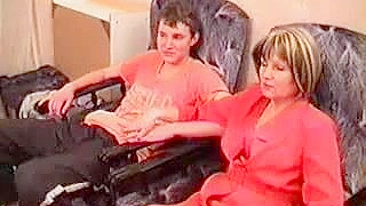 Mãe russa incrível seduz vizinho tímido pra foda XXX