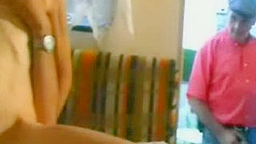 Puta madura do acampamento de tetas pequenas leva rola de cliente novinho