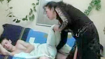 Novinho satisfaz mãe tarada com foda matinal